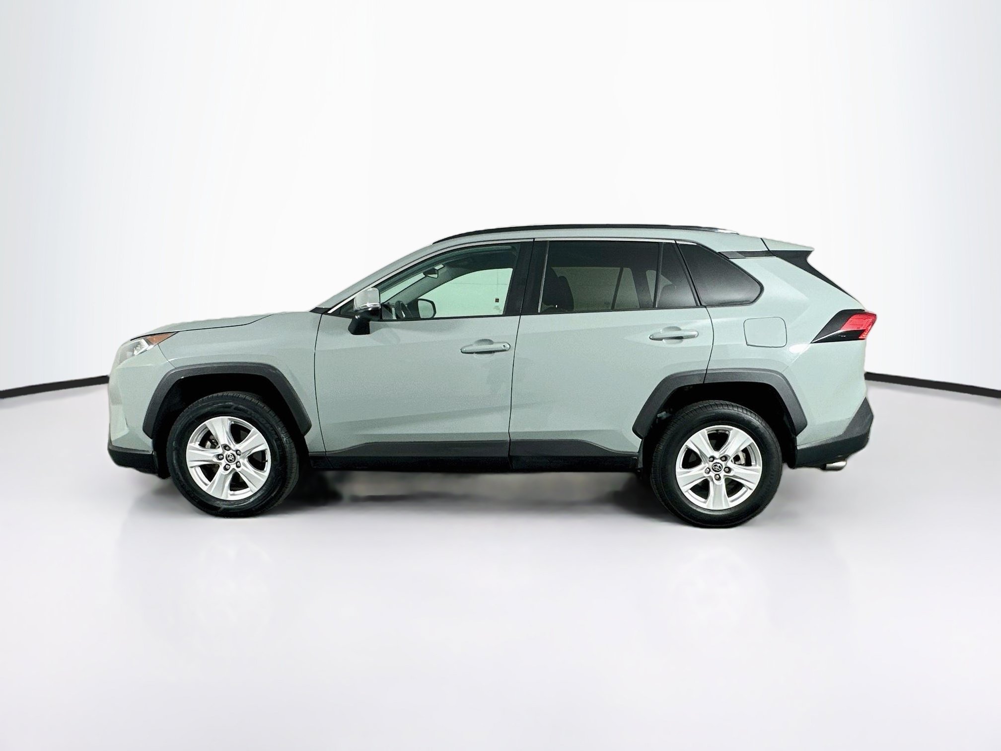 Used 2021 Toyota RAV4 XLE AWD/4WD image 4