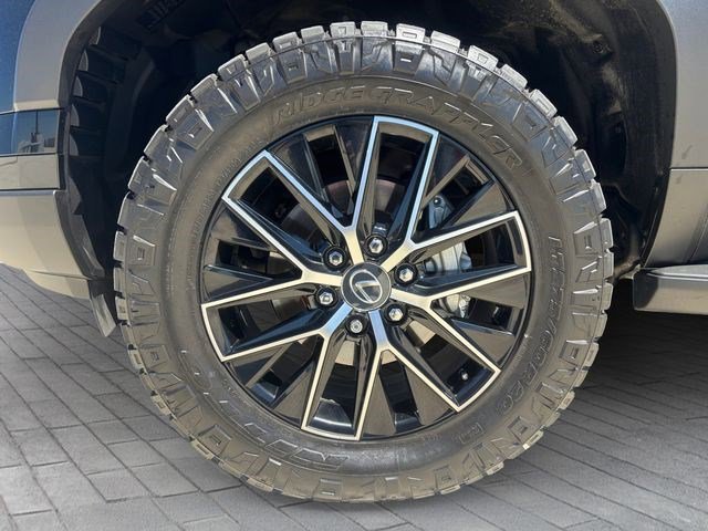 Used 2025 Lexus GX 550 w/ Accessory Package (CT) image 9