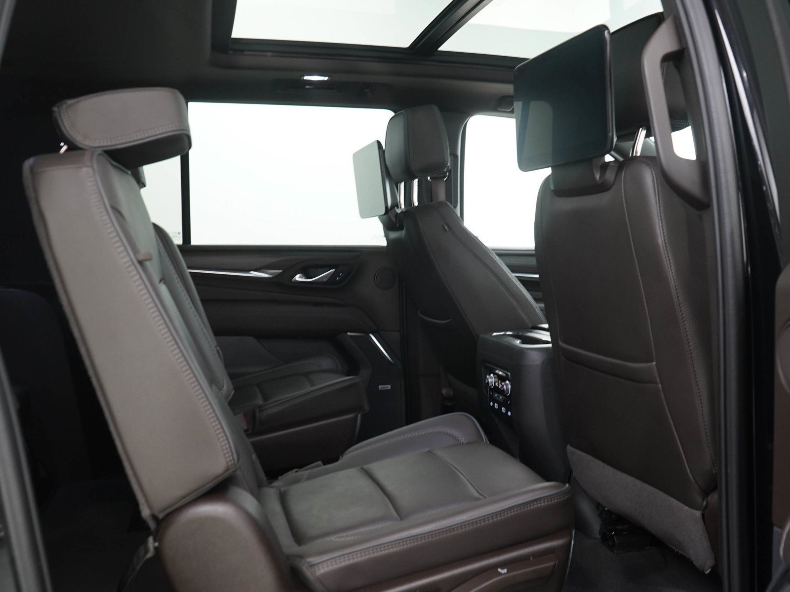 Used 2023 GMC Yukon XL Denali w/ Advanced Technology Package AWD/4WD image 12