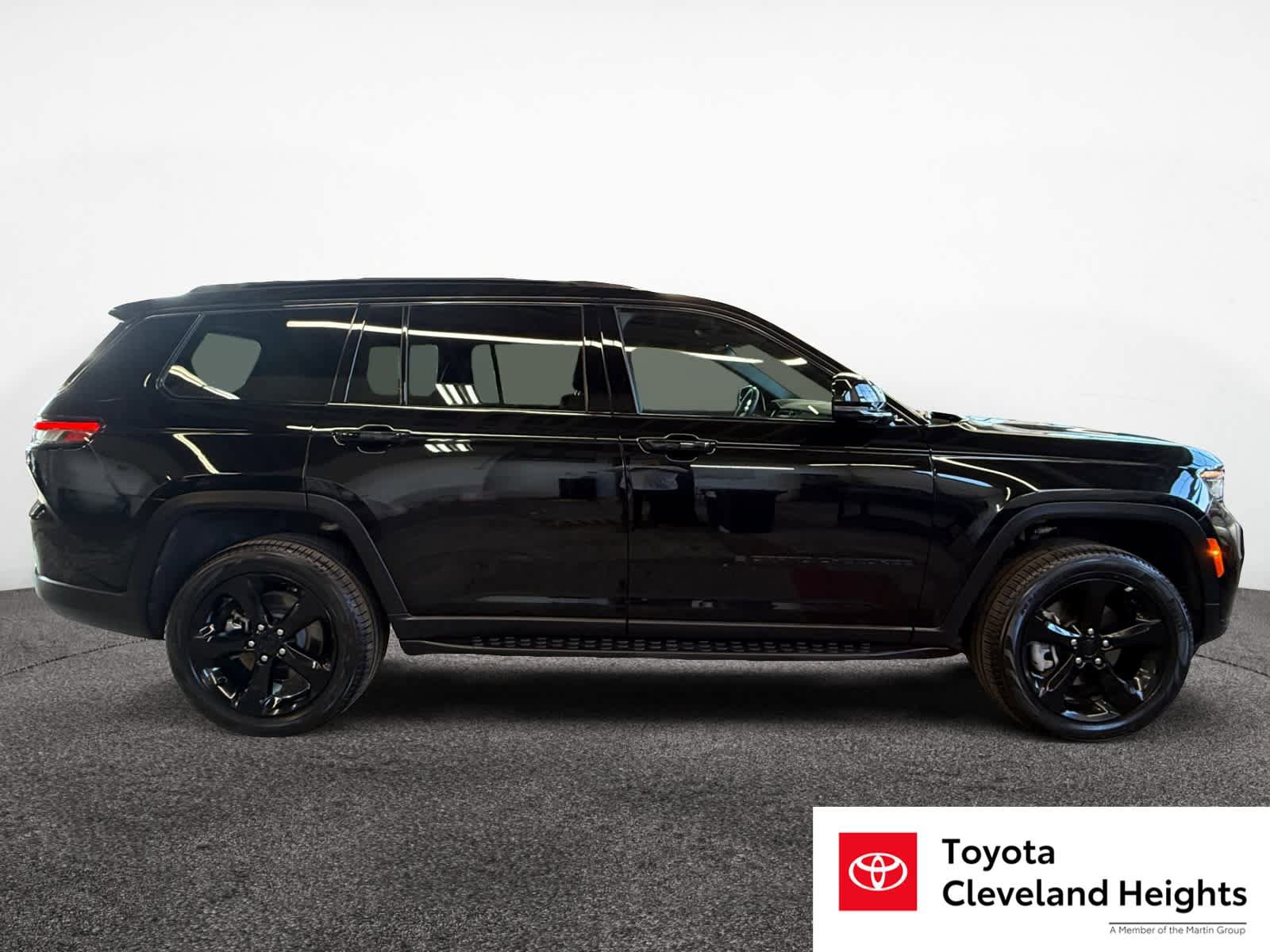 Used 2025 Jeep Grand Cherokee L Limited w/ Black Appearance Package AWD/4WD image 4