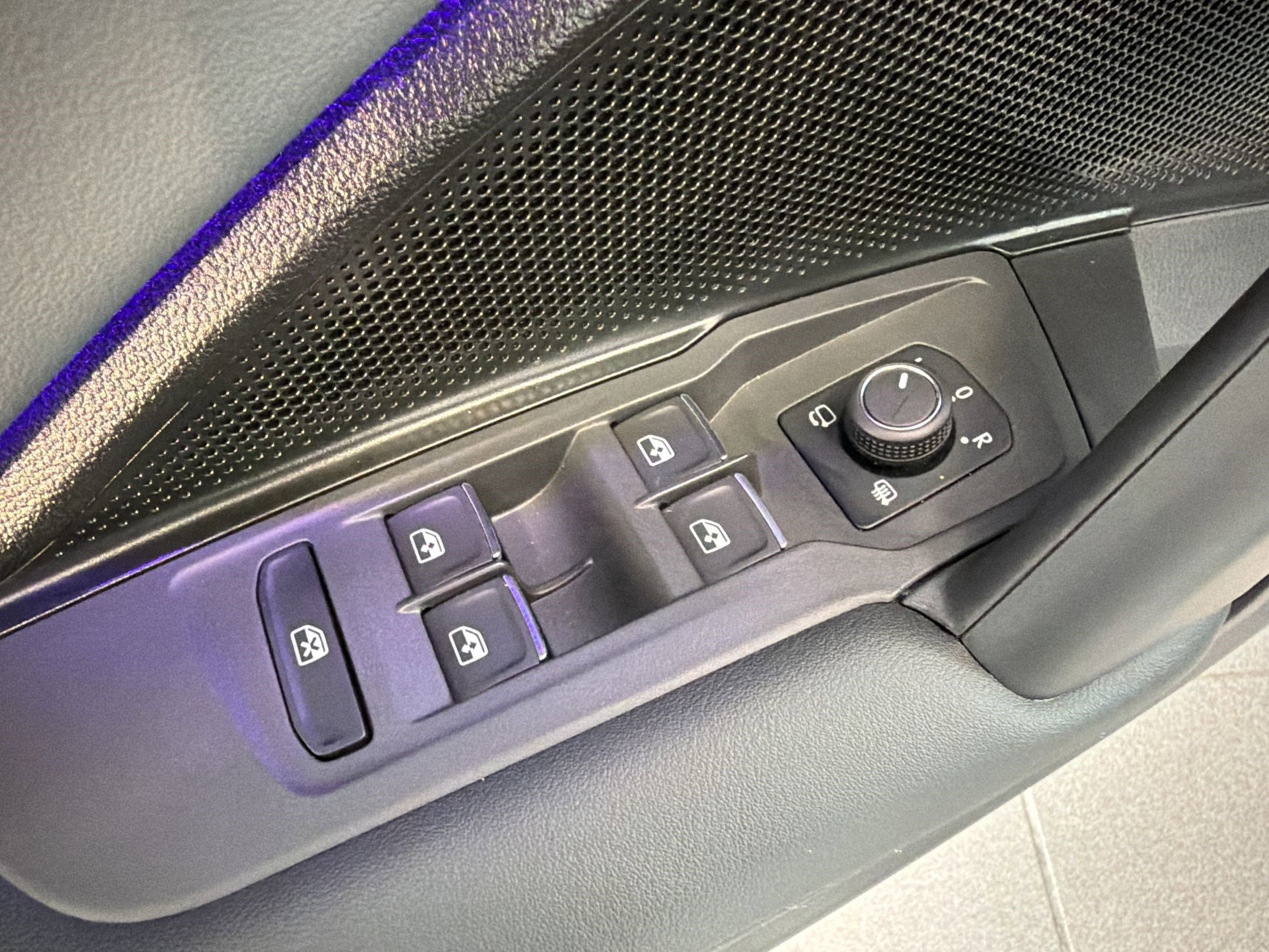 Used 2025 Volkswagen Tiguan SEL R-Line image 13