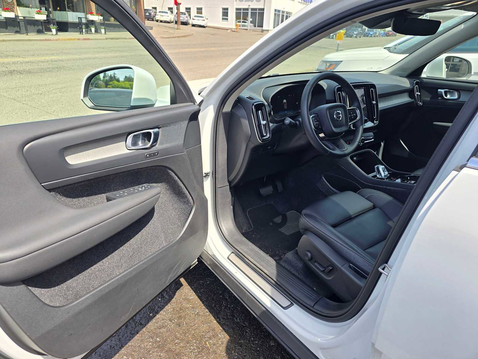 Certified 2024 Volvo XC40 B5 Plus image 19