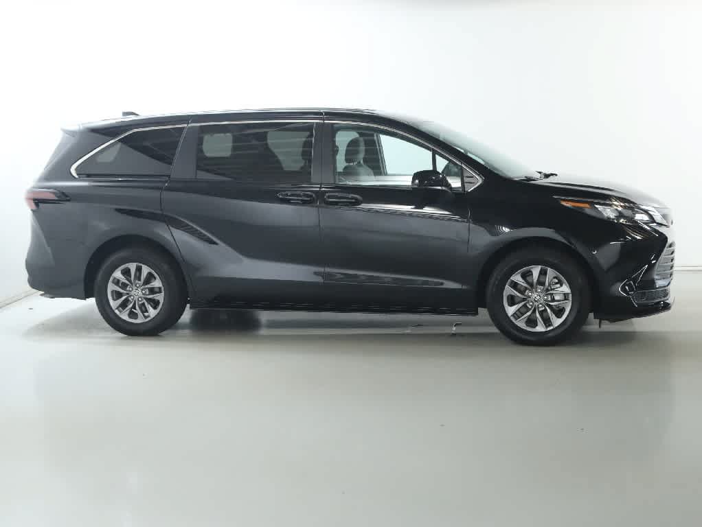 Certified 2026 Toyota Sienna LE AWD/4WD image 11