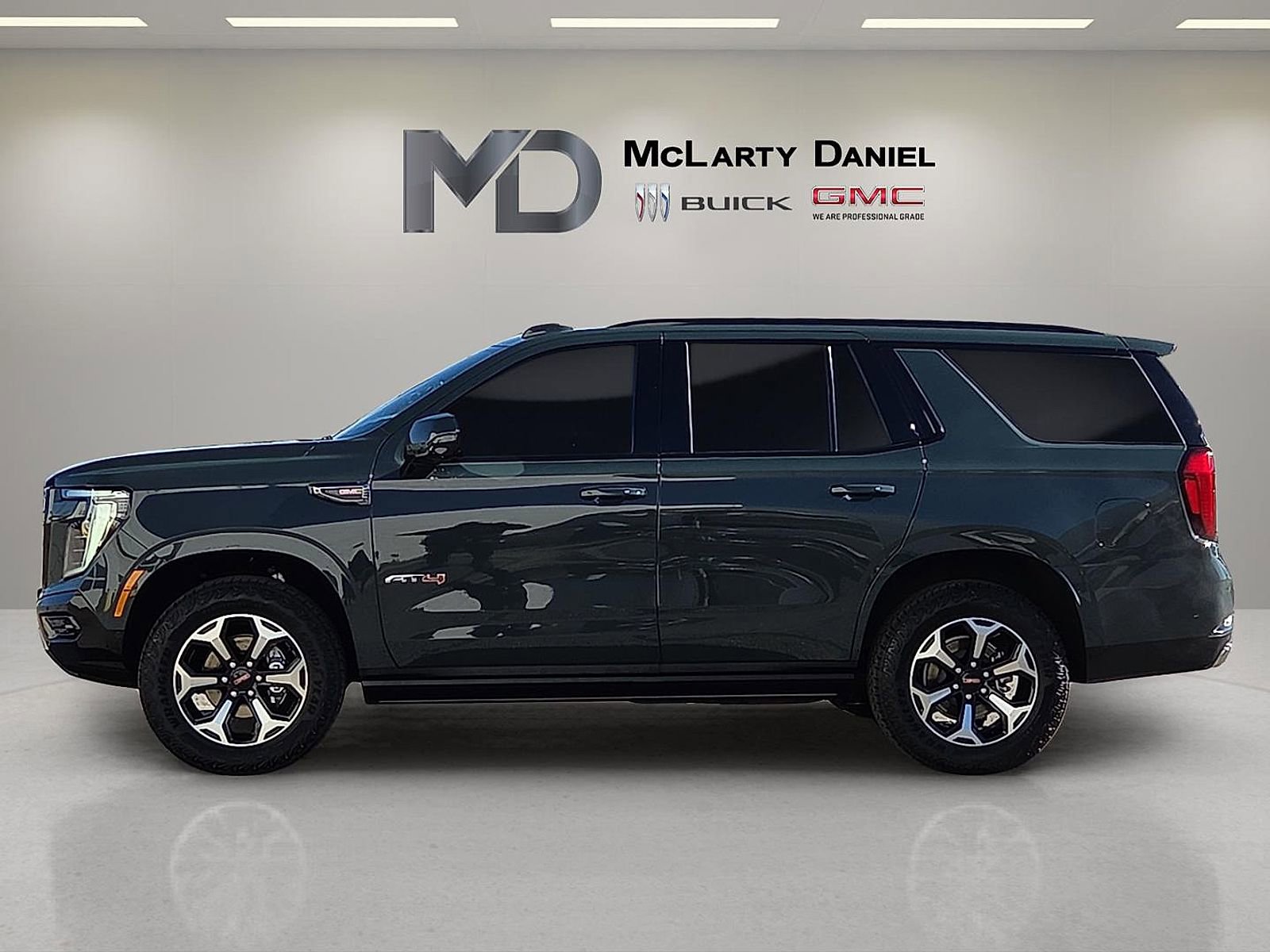 Used 2025 GMC Yukon AT4 w/ AT4 Premium Plus Package image 3