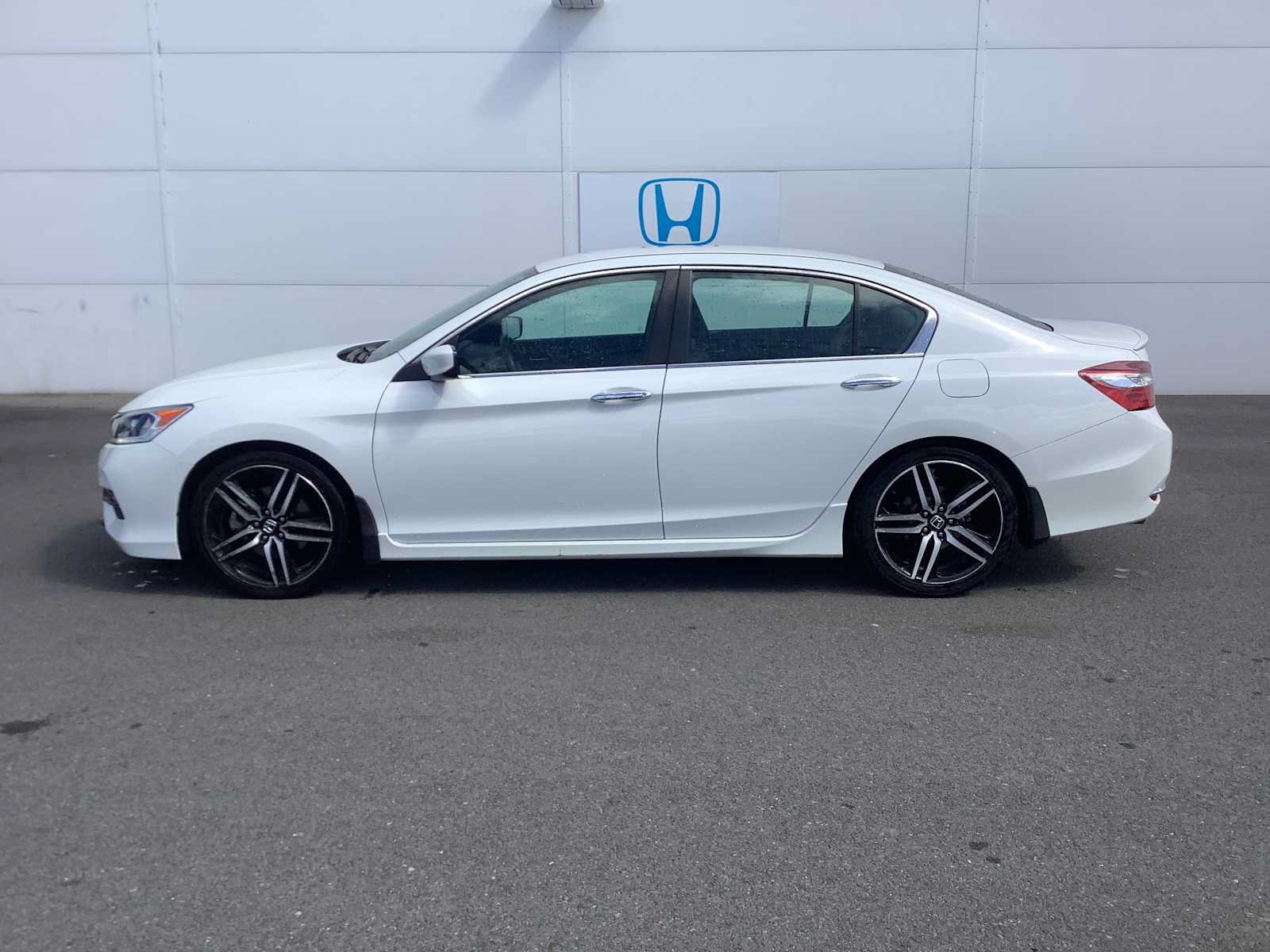 Used 2016 Honda Accord Sport image 2