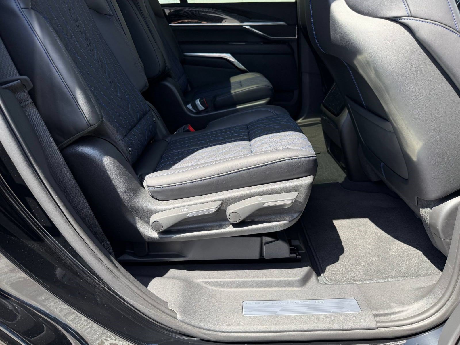 New 2026 Cadillac Escalade IQL Sport 1 w/ LPO, ONYX Package AWD/4WD image 29