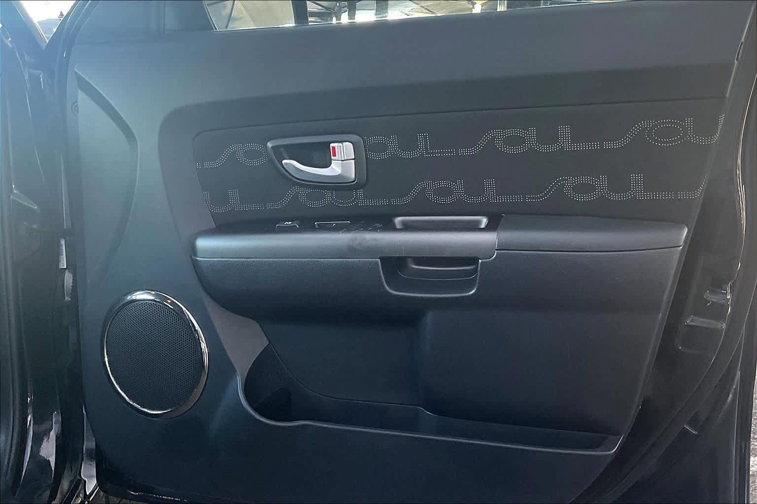 Used 2013 Kia Soul + FWD image 22