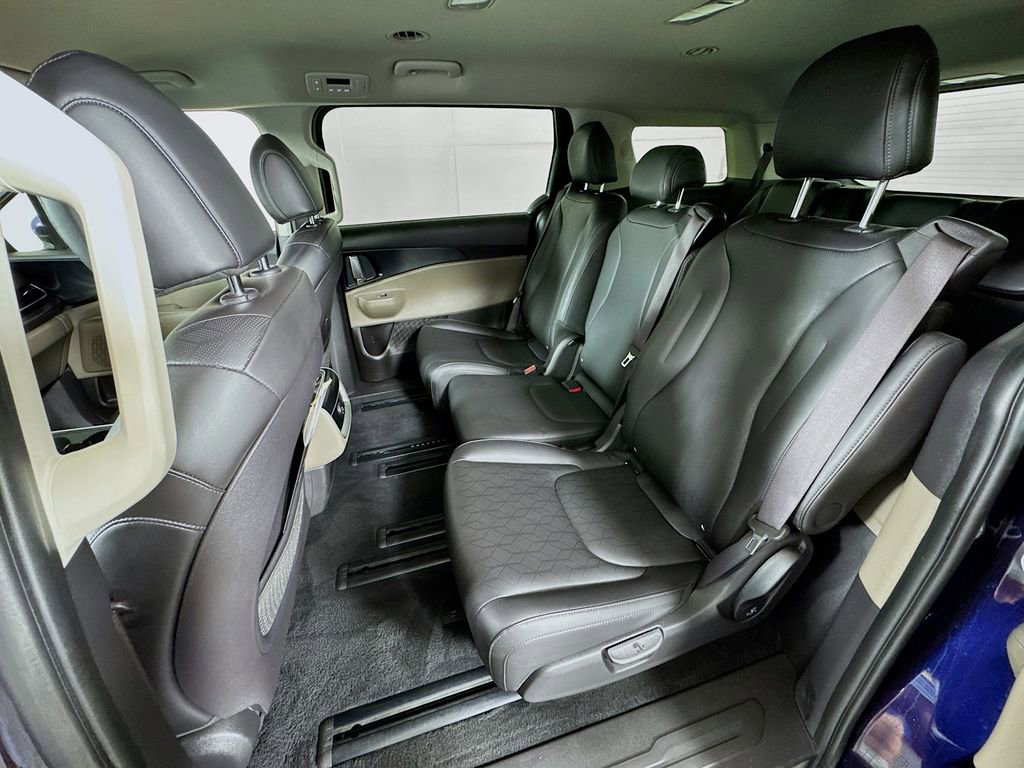 Used 2025 Kia Carnival FWD image 24