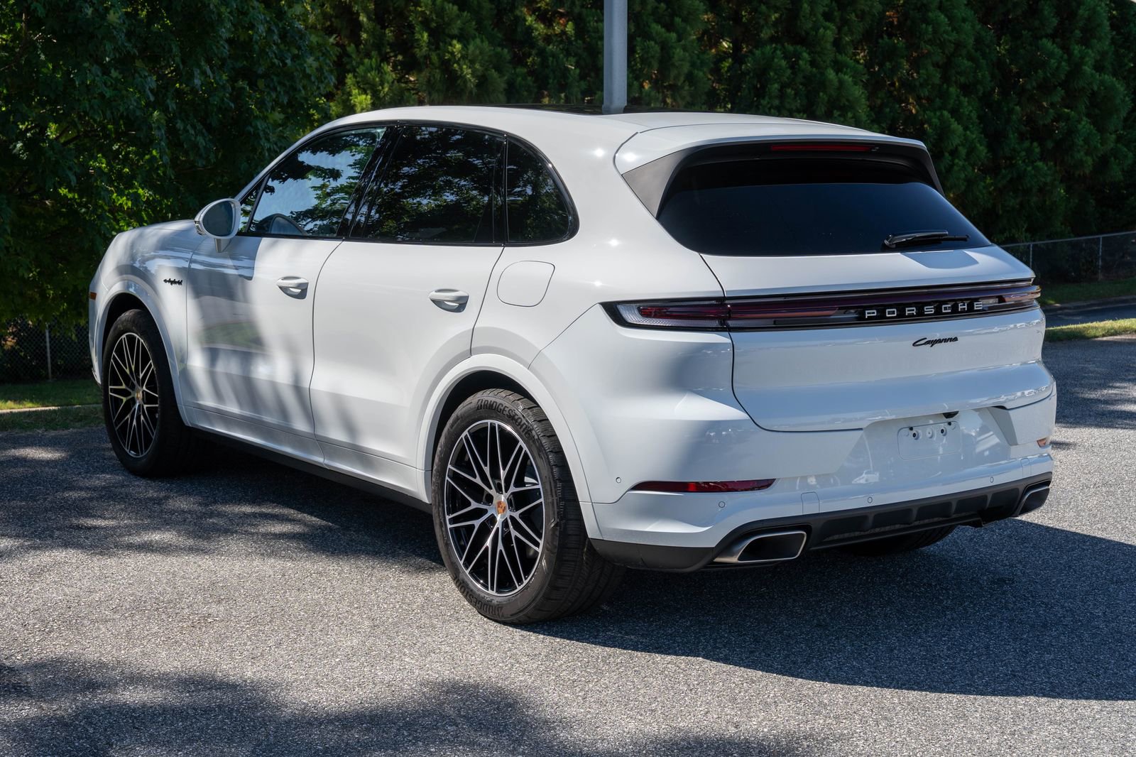 Certified 2025 Porsche Cayenne E-Hybrid w/ Premium Package Plus image 3