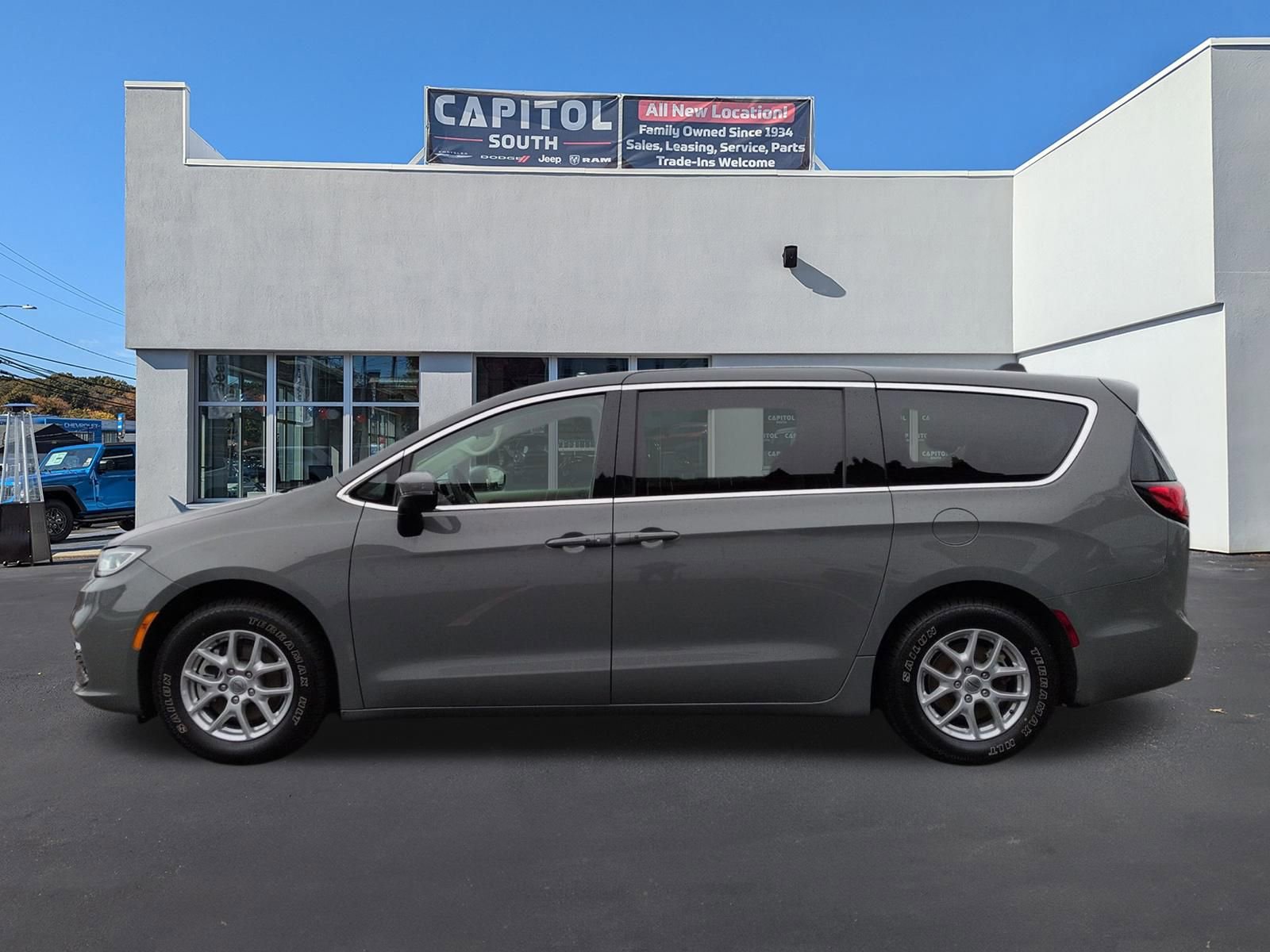 Used 2023 Chrysler Pacifica Touring-L image 5
