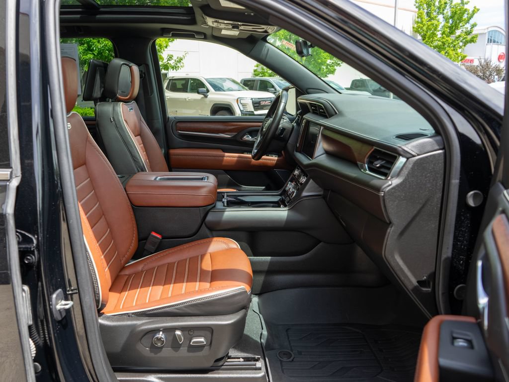Used 2023 GMC Yukon XL Denali Ultimate AWD/4WD image 10