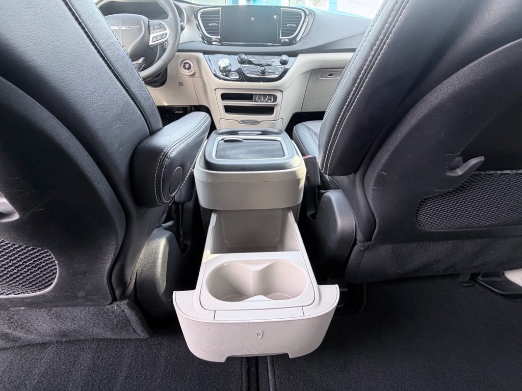 Used 2024 Chrysler Pacifica Touring-L image 26