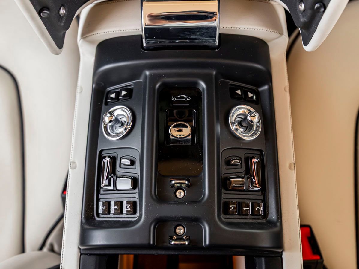 Used 2015 Rolls-Royce Phantom Drophead Coupe image 15