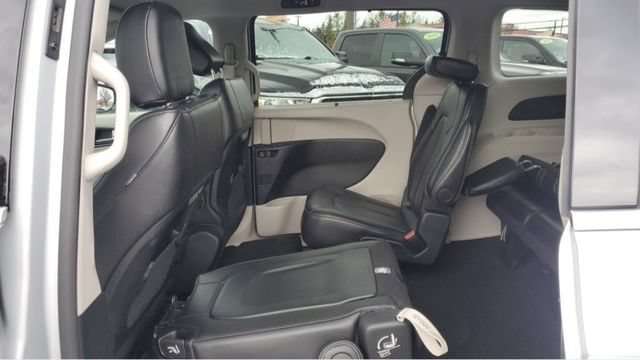 Used 2024 Chrysler Pacifica Touring-L FWD image 21
