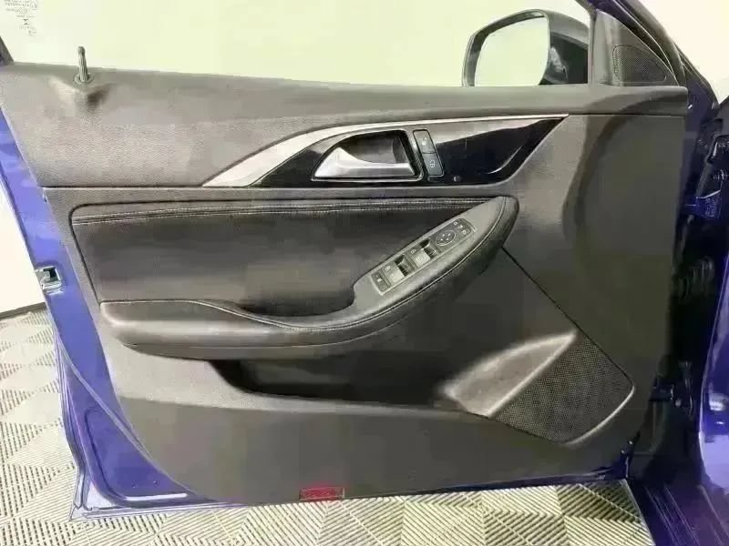 Used 2017 INFINITI QX30 FWD image 32