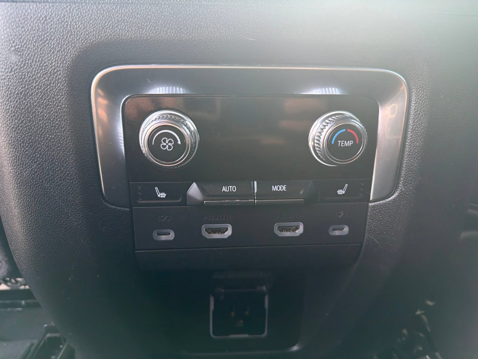 Used 2024 GMC Yukon XL AT4 w/ Technology Package AWD/4WD image 19