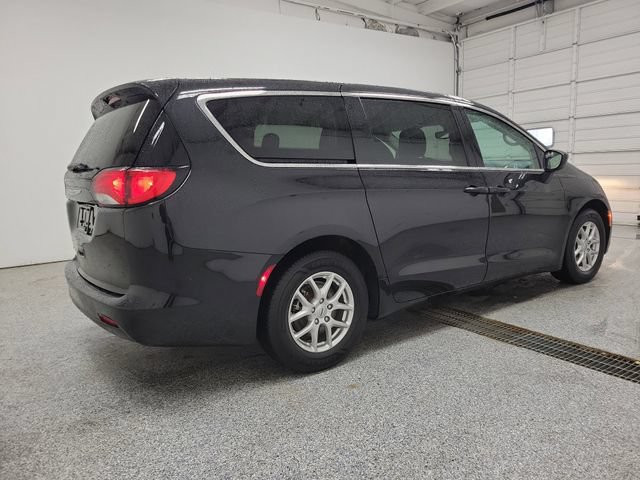 Used 2024 Chrysler Voyager LX FWD image 3