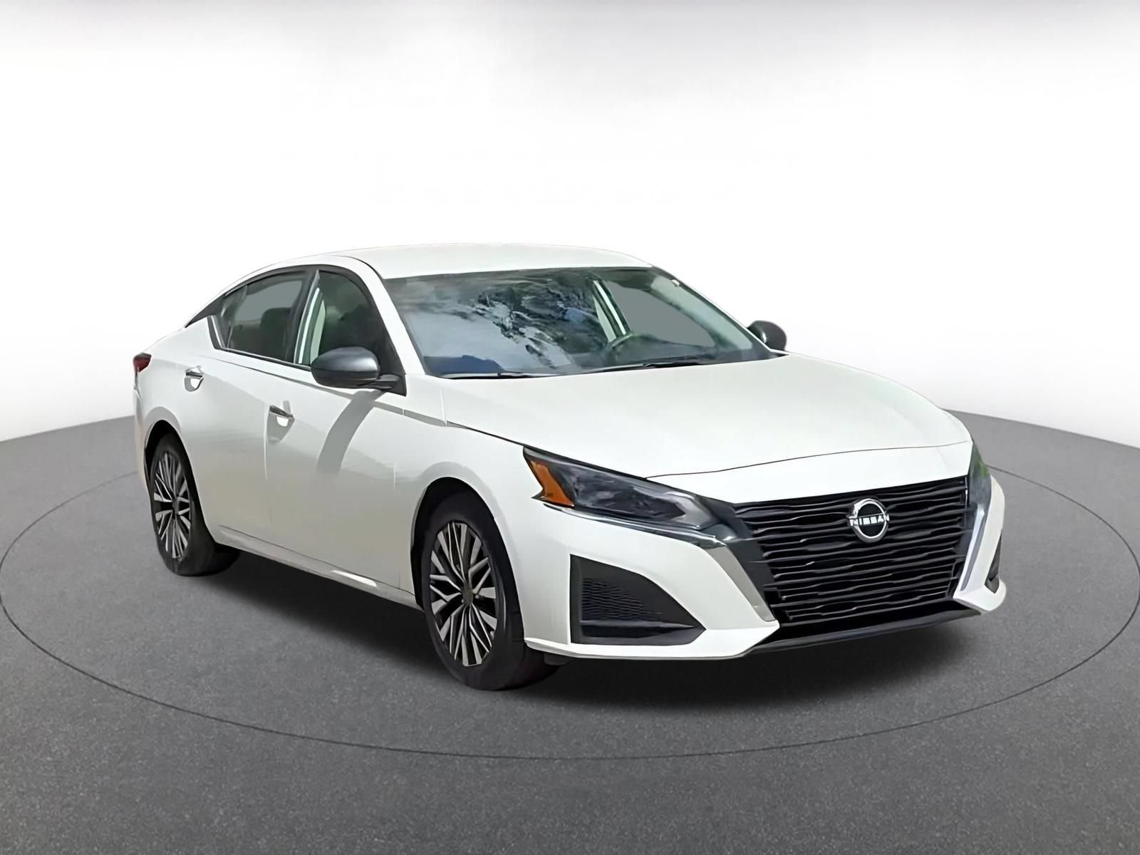 Used 2025 Nissan Altima 2.5 SV FWD image 3