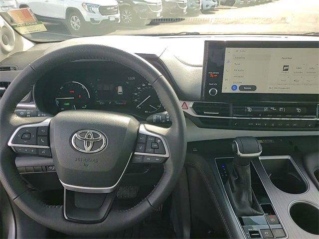 Used 2025 Toyota Sienna XLE w/ XLE Plus Package image 24