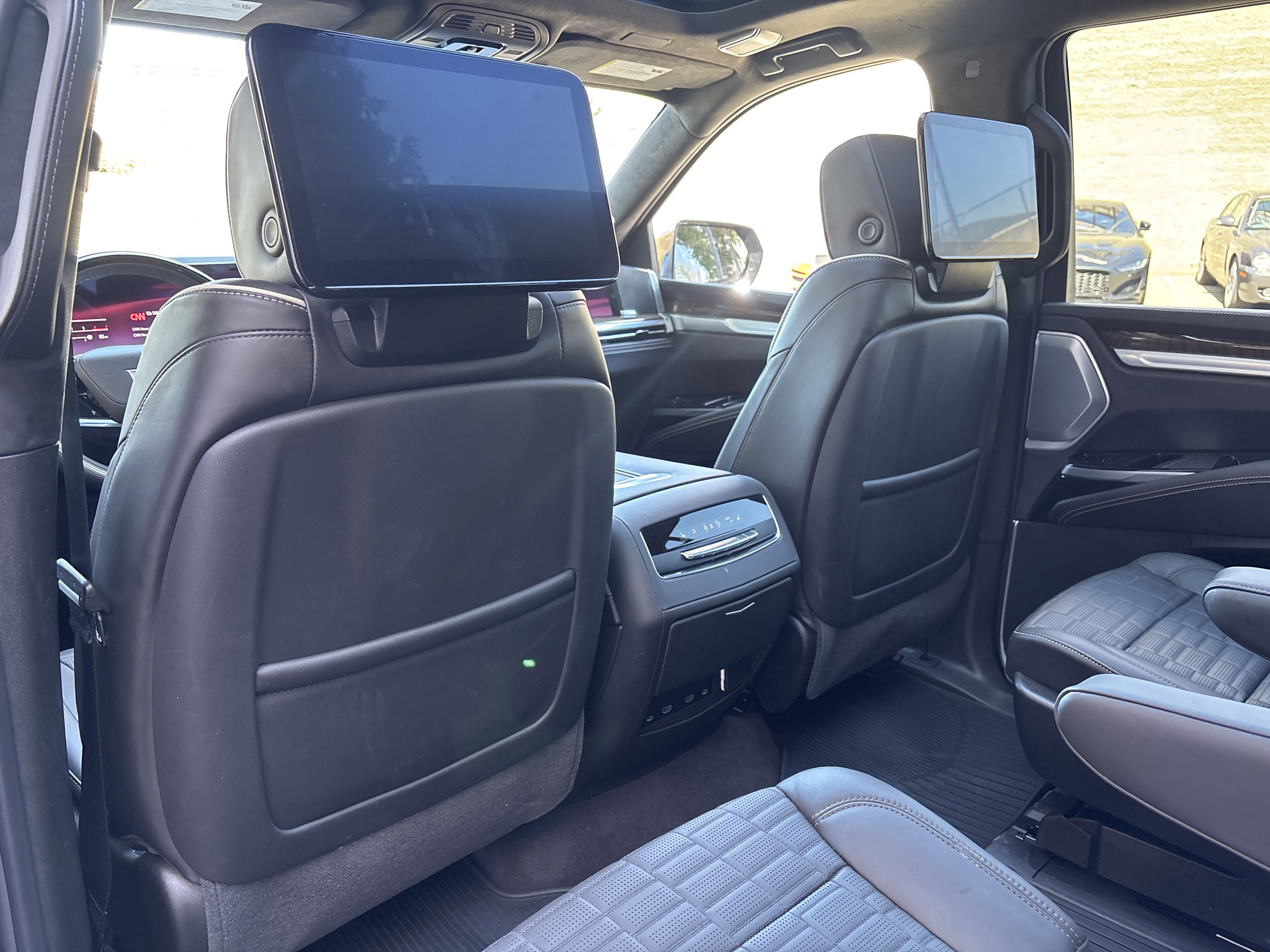 Used 2026 Cadillac Escalade Platinum Sport w/ LPO, ONYX Package image 31