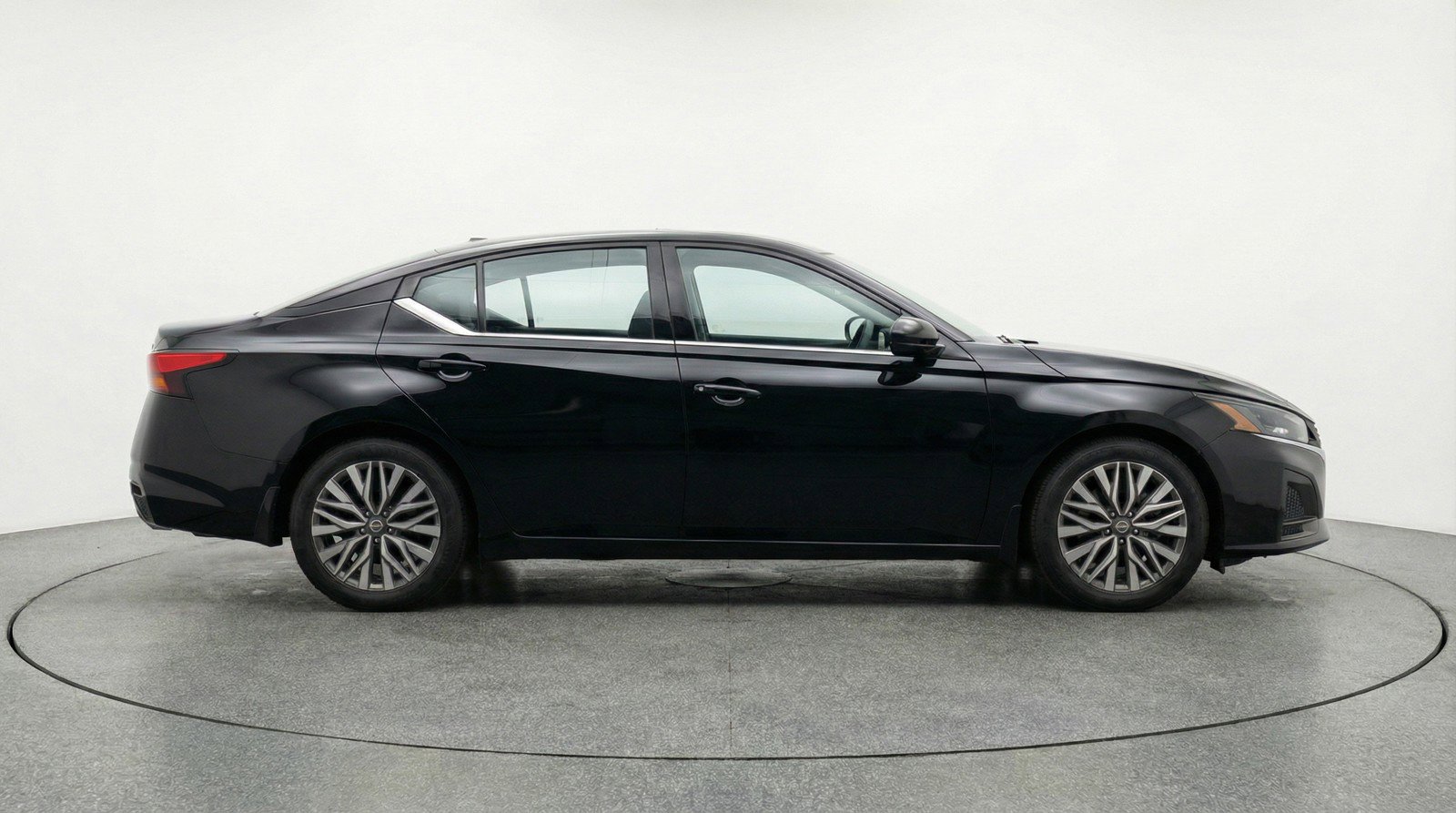 Used 2025 Nissan Altima 2.5 SV FWD image 11