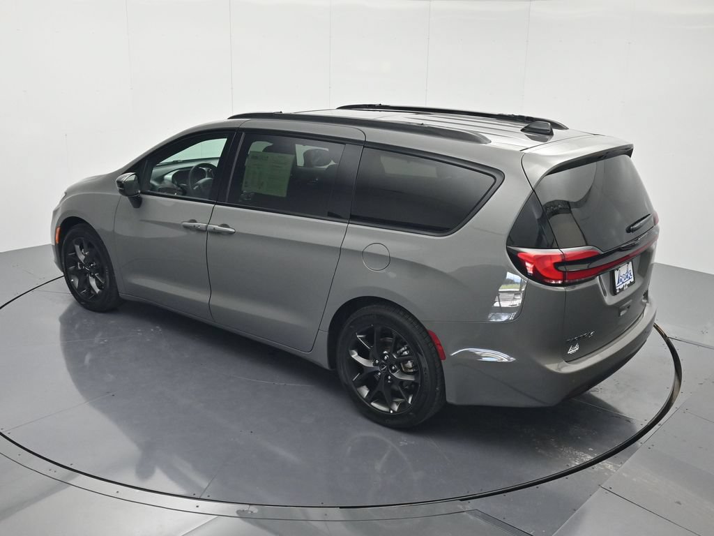 Used 2025 Chrysler Pacifica Limited FWD image 35