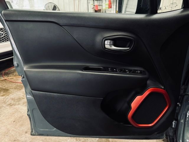 Used 2016 Jeep Renegade Trailhawk w/ Premium Trailhawk Package image 12