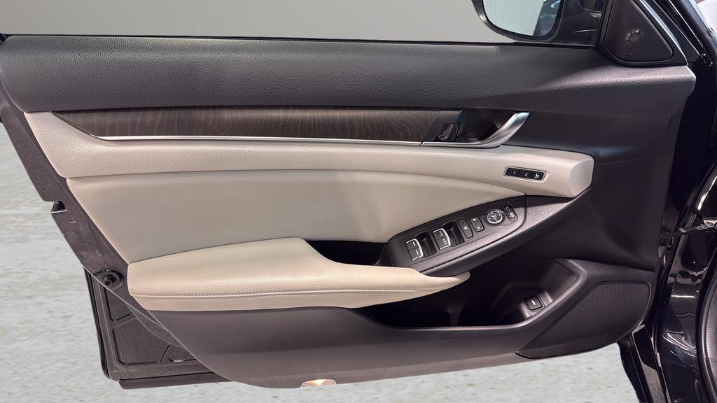 Used 2018 Honda Accord Touring image 10