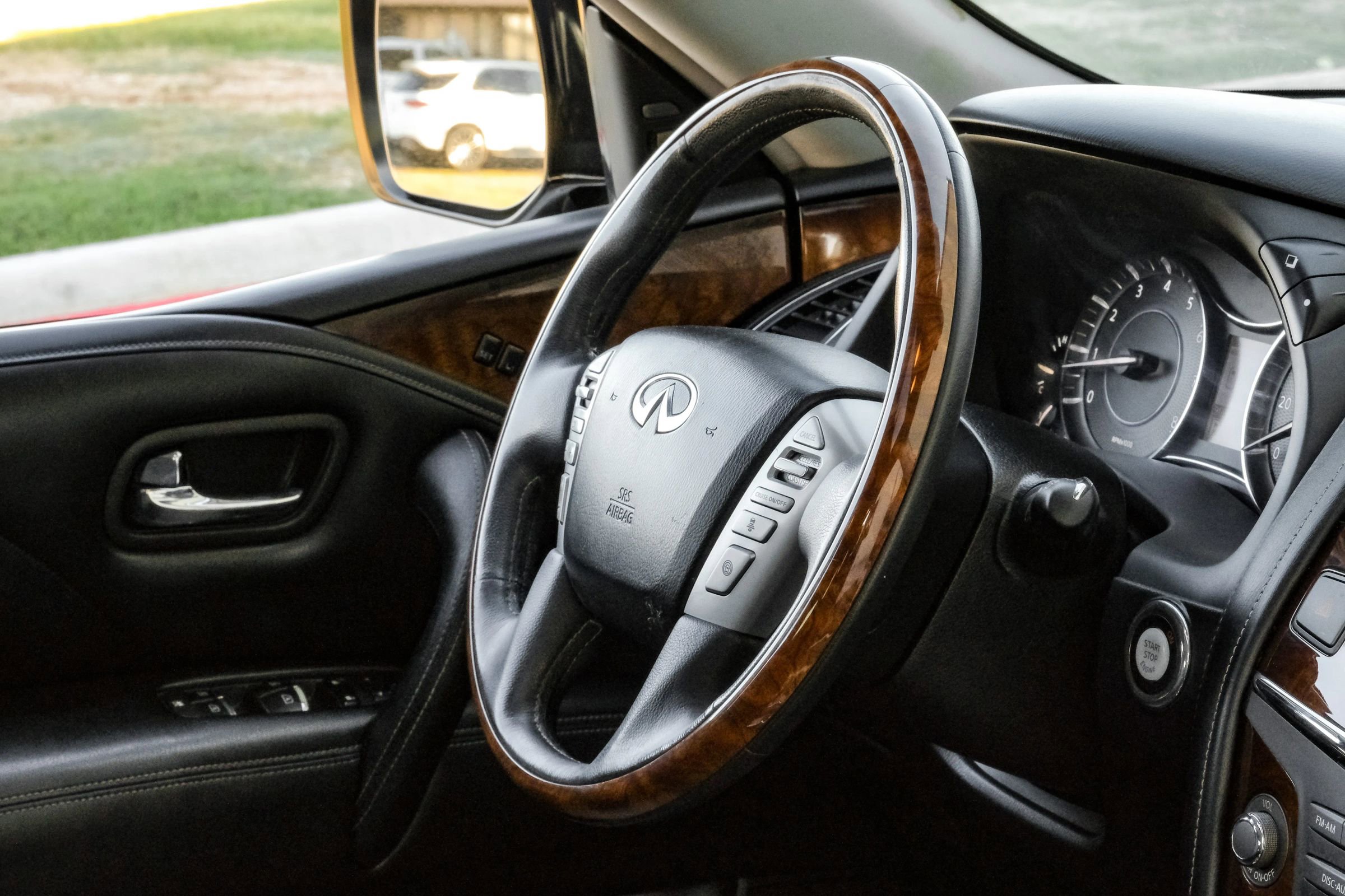 Used 2016 INFINITI QX80 4WD w/ Deluxe Technology Package image 15