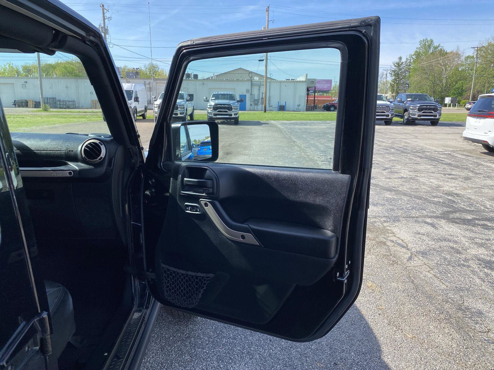 Used 2016 Jeep Wrangler Unlimited Sahara AWD/4WD image 32