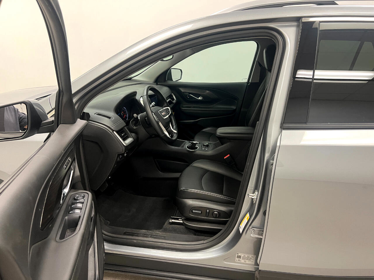 Used 2024 GMC Terrain SLT image 16