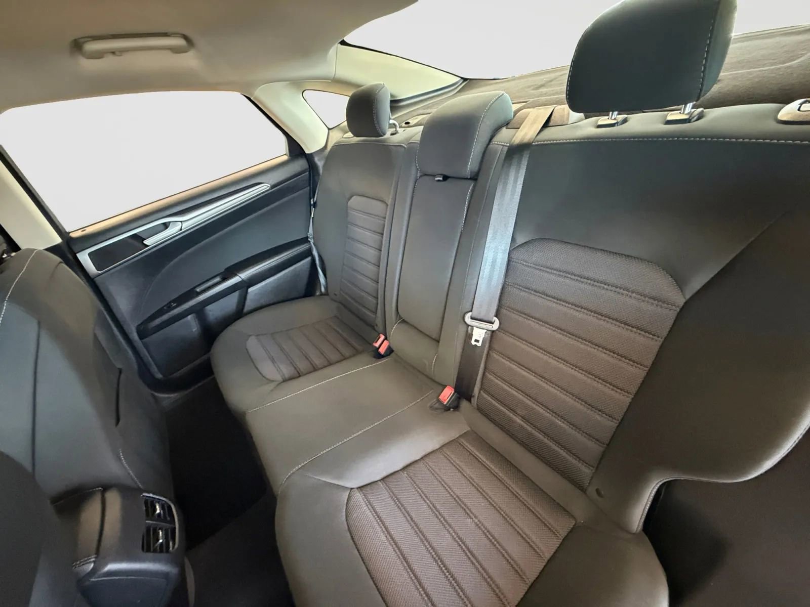 Used 2020 Ford Fusion SE FWD image 15