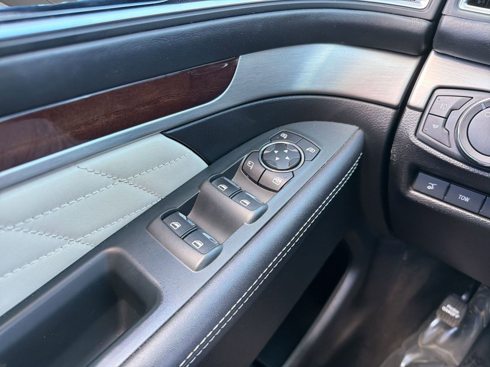 Used 2018 Ford Explorer Platinum AWD/4WD image 13