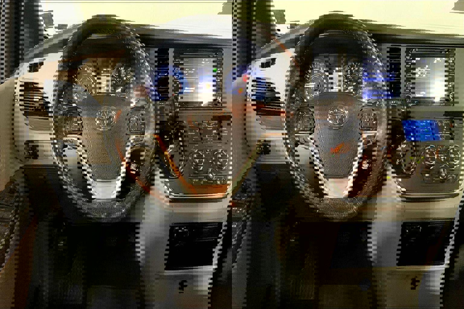 Used 2020 Toyota Sienna XLE image 5