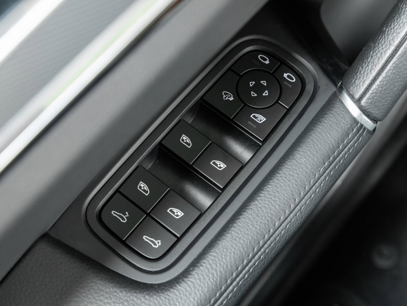 Certified 2023 Porsche Cayenne Platinum Edition image 19