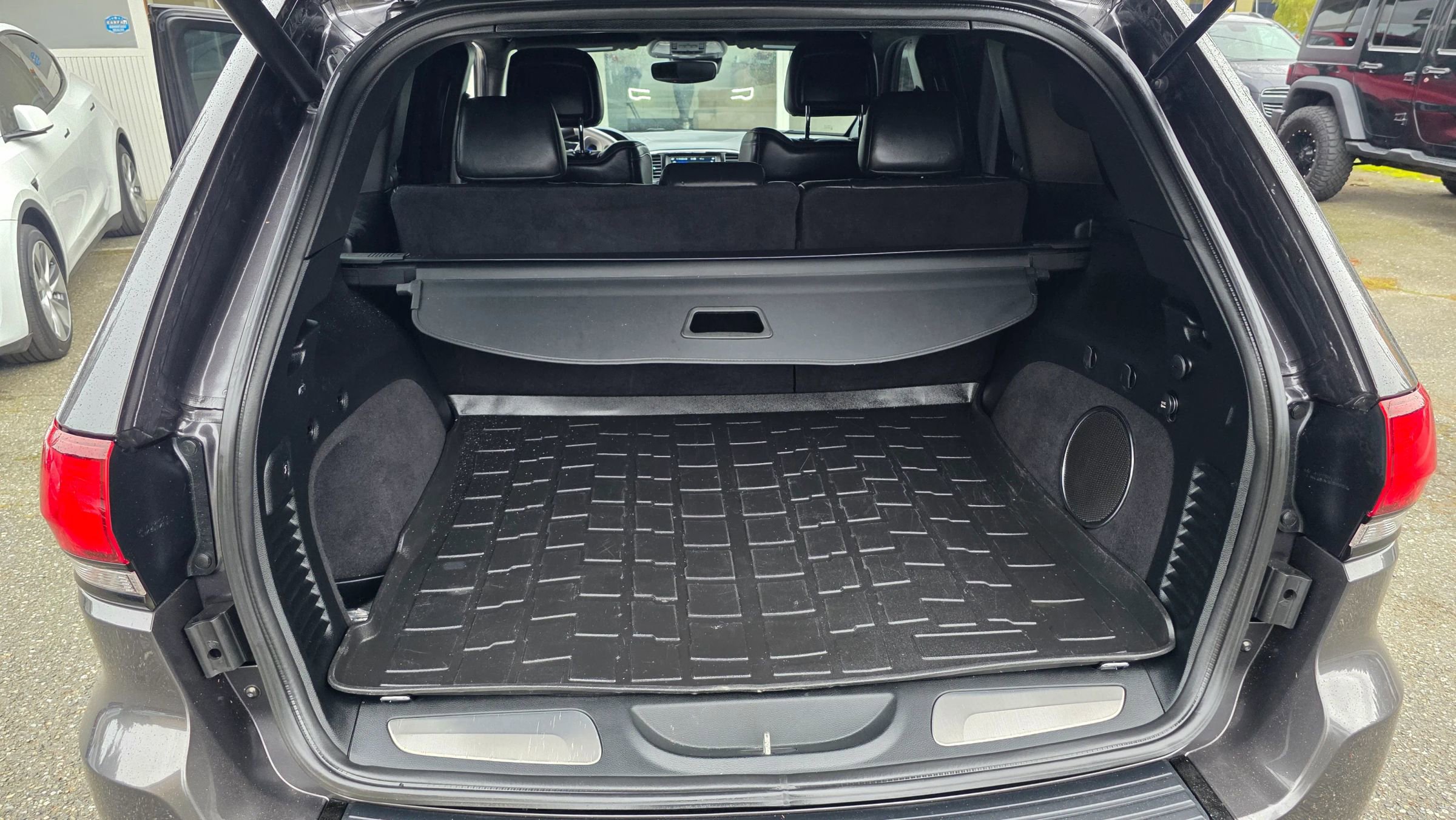 Used 2018 Jeep Grand Cherokee SRT image 23