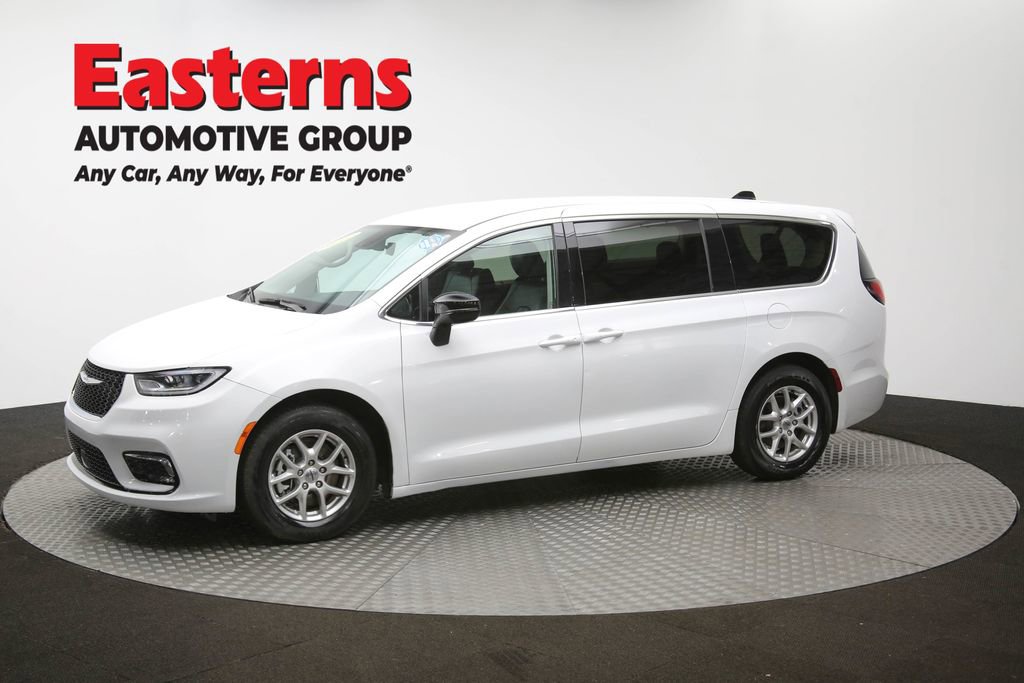 Used 2024 Chrysler Pacifica Touring-L image 56
