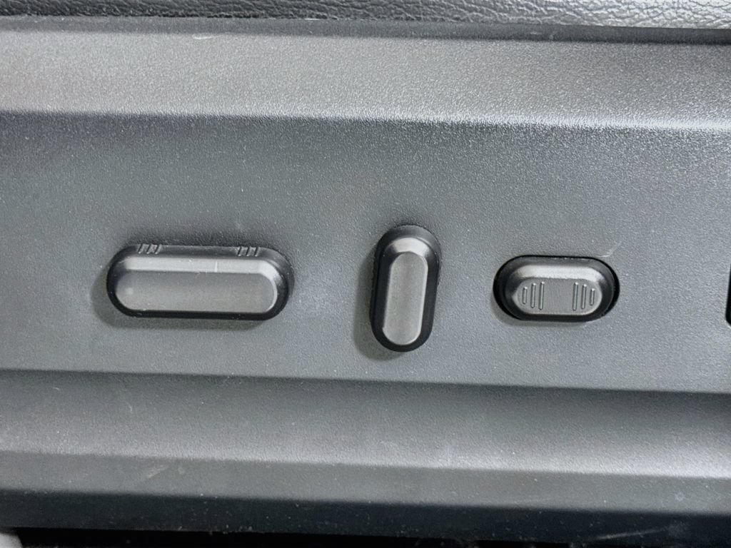 Used 2016 Ford Expedition XLT w/ Equipment Group 202A AWD/4WD image 18