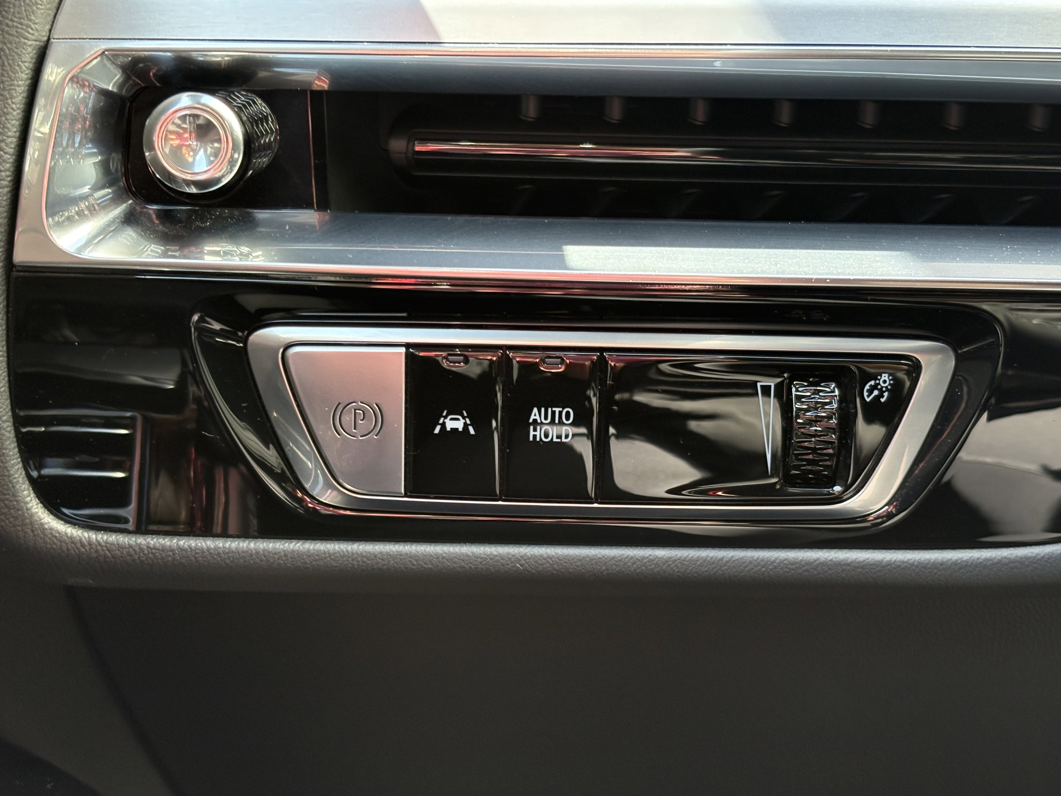 Certified 2024 Cadillac Lyriq Luxury AWD/4WD image 32
