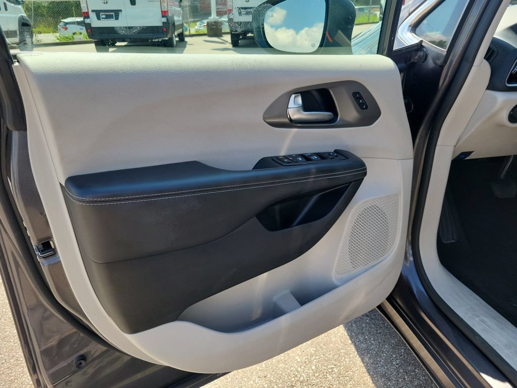 Used 2023 Chrysler Pacifica Touring-L FWD image 20