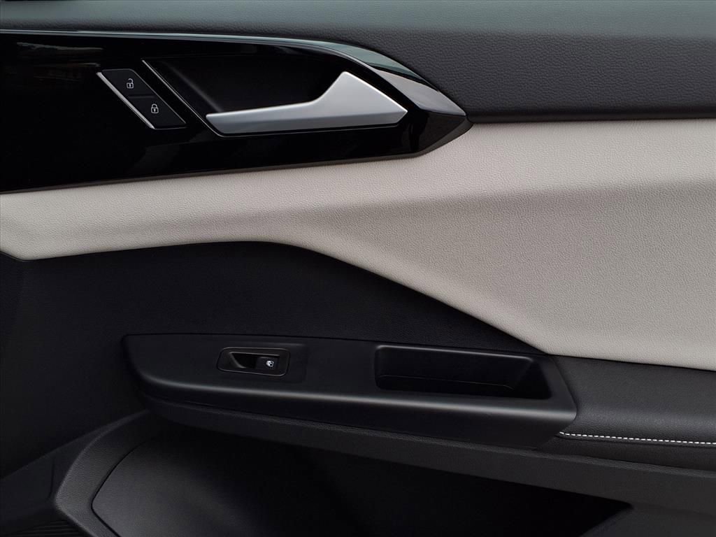 Certified 2025 Volkswagen Taos S image 27