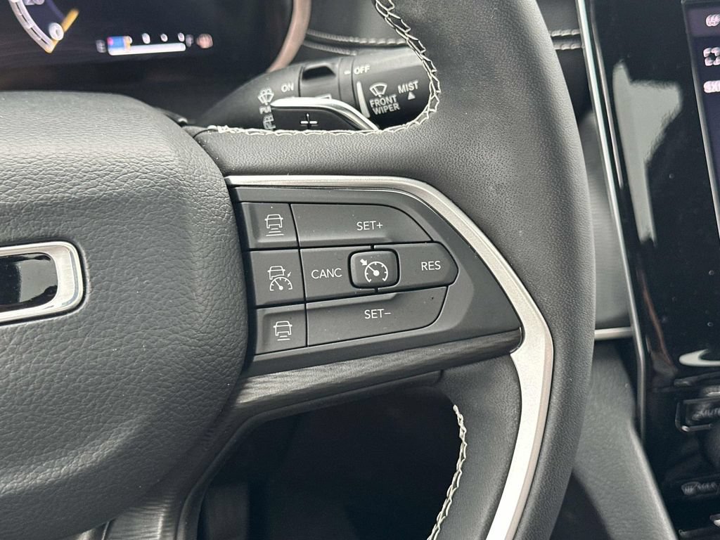 Used 2023 Jeep Grand Cherokee L Laredo AWD/4WD image 25