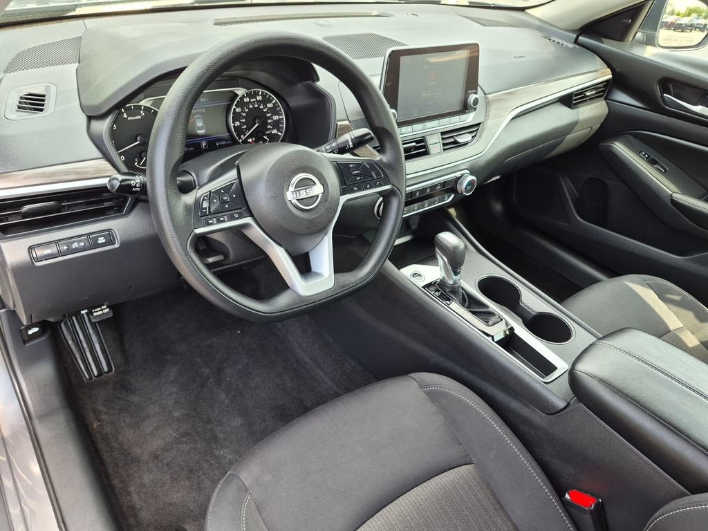 Used 2025 Nissan Altima 2.5 SV FWD image 8