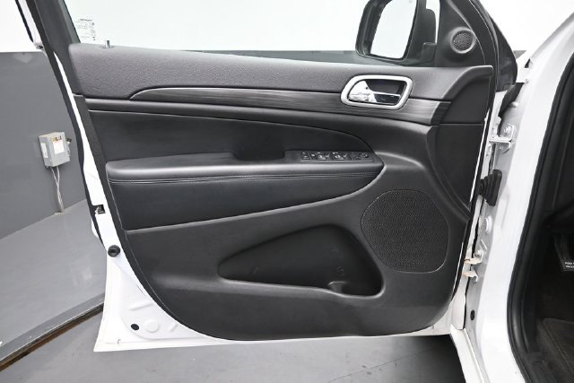 Used 2019 Jeep Grand Cherokee Altitude AWD/4WD image 12
