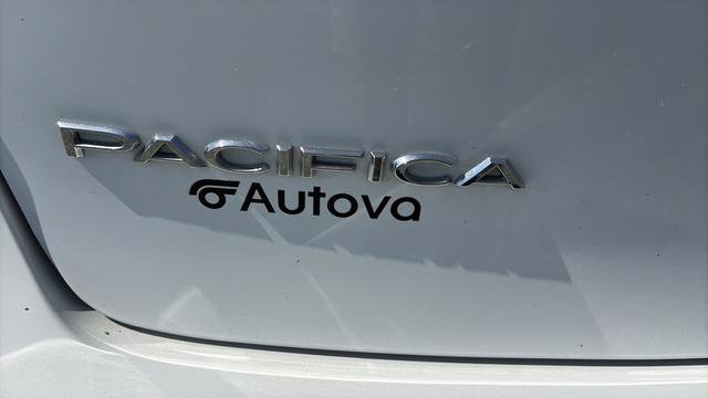 Used 2023 Chrysler Pacifica Touring-L FWD image 13