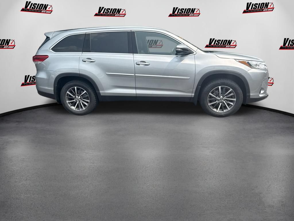 Used 2019 Toyota Highlander XLE AWD/4WD image 4