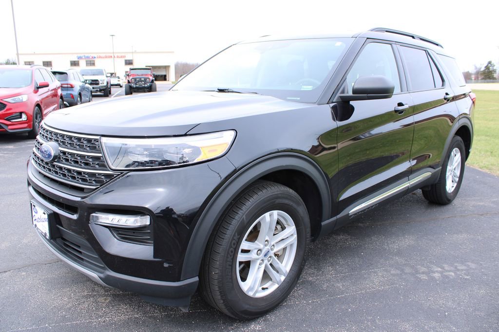 Used 2024 Ford Explorer XLT w/ Equipment Group 202A image 3