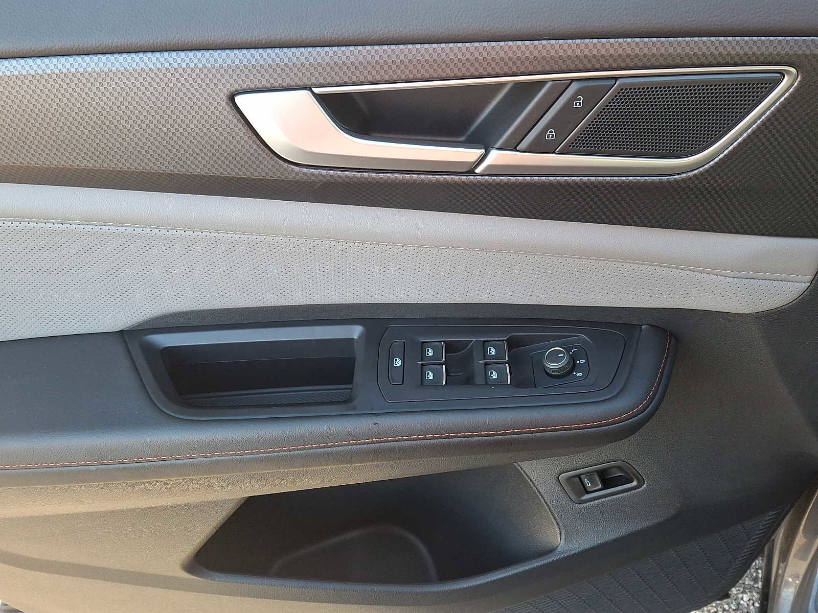 Used 2025 Volkswagen Atlas Peak Edition SE AWD/4WD image 13