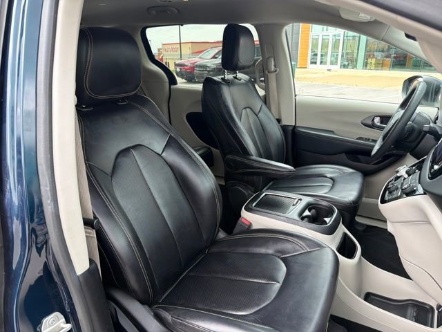 Used 2023 Chrysler Pacifica Touring-L image 32