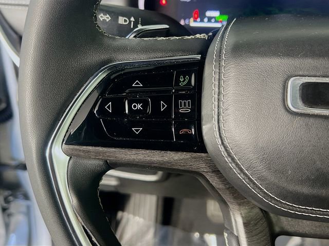 Used 2022 Jeep Grand Cherokee Overland w/ Luxury Tech Group IV AWD/4WD image 17
